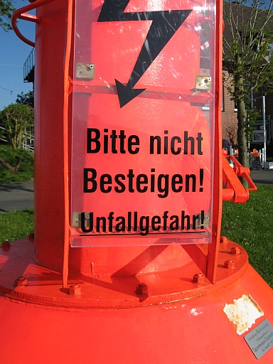 Hinweisschild an einer Boje in Fedderwardersiel - 10.05.2009