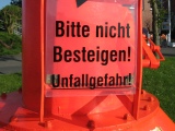 Hinweisschild an einer Boje in Fedderwardersiel (10.05.2009) - Bild 23/53