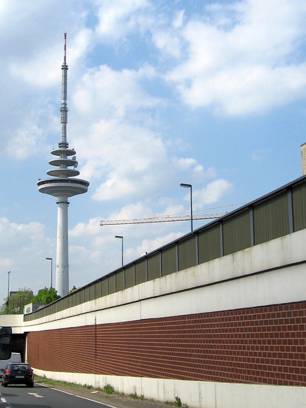 Panoramio-Archiv : Der Waller Funkturm von der B6 aus gesehen - Utbremen, Walle, Bremen - 05.2008