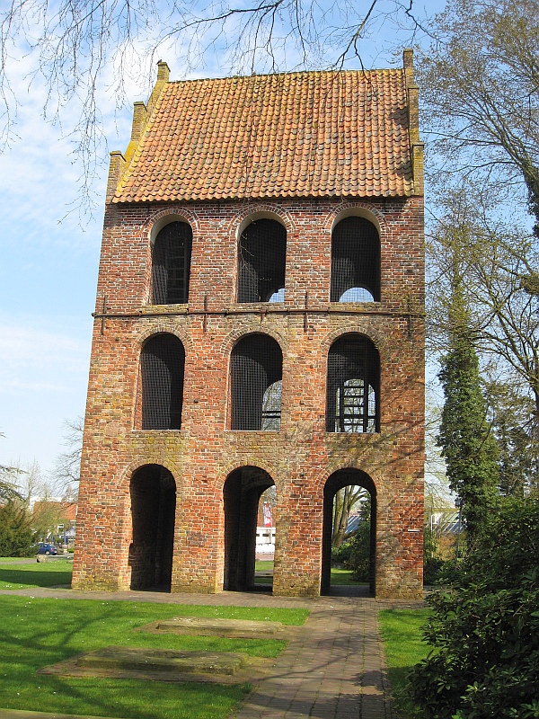 Panoramio-Archiv : Der schiefe Glockenturm der St. Petri-Kirche - Westerstede - 04.2009