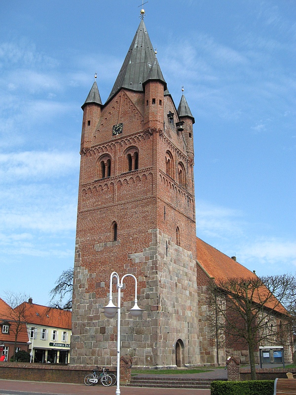 Panoramio-Archiv : Westturm der St. Petri-Kirche - Westerstede - 04.2009