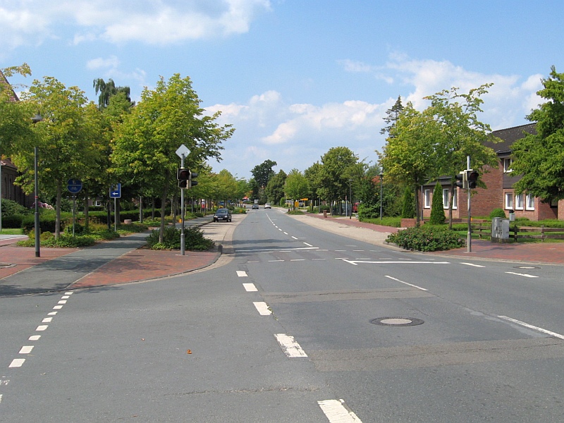 Panoramio-Archiv : Kreuzung Kirchplatz/Am Kirchplatz/Fladderburger Strae/Garreler Strae - Bsel - 08.2009