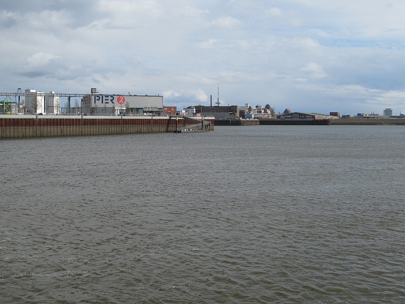 Panoramio-Archiv : Blick auf das 'Pier 2' und den Getreidehafen - Bremen - 04.2010