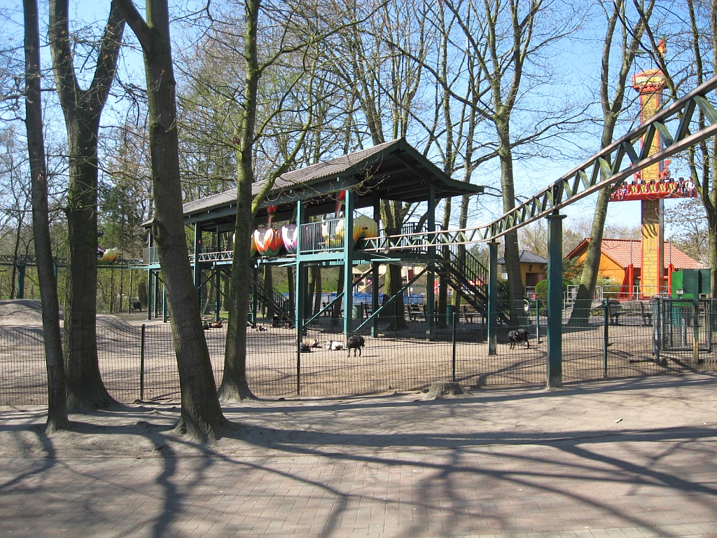 Panoramio-Archiv : Bahnhof der Hochbahn und Free Fall Tower - Tier- und Freizeitpark Thle - 04.2010