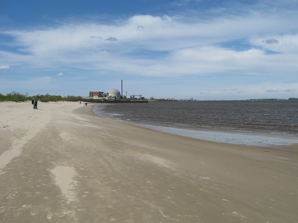 Panoramio-Archiv : Elbstrand und Kernkraftwerk Stade (KKS) - Bassenfleth - 05.2010