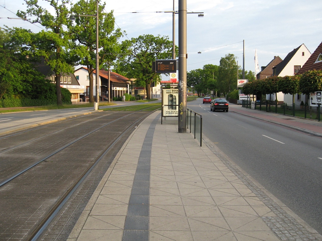 Panoramio-Archiv : Straenbahnhaltestelle Daniel-Jacobs-Allee, Blickrichtung stadteinwrts - Borgfeld, Bremen - 06.2010
