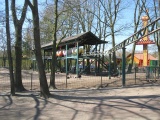 Bahnhof der Hochbahn und Free Fall Tower - Tier- und Freizeitpark Thle (04.2010) - Bild 27/86